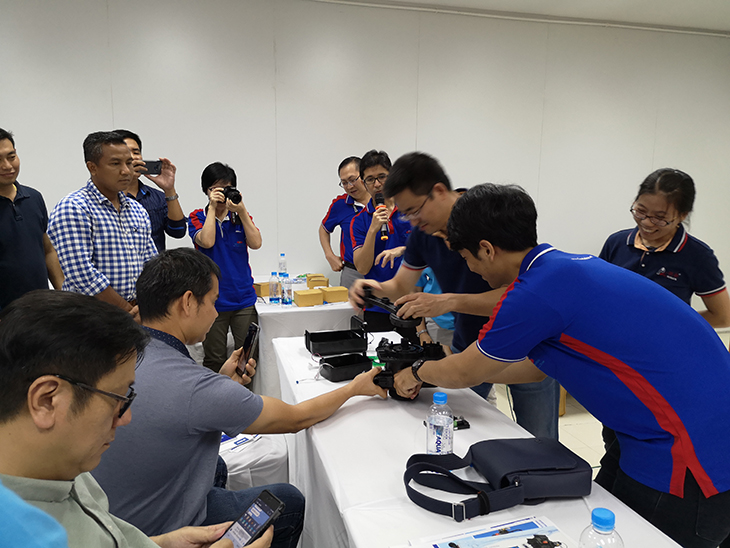 4.學(xué)員積參與拆閥Trainees participate in the disassembly of the valve.JPG