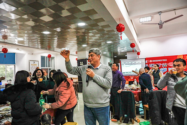 4.舉杯同慶 Cheering.jpg