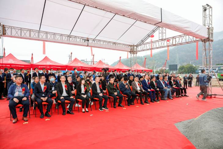 4.近百位領(lǐng)導(dǎo)、嘉賓蒞臨儀式.jpg